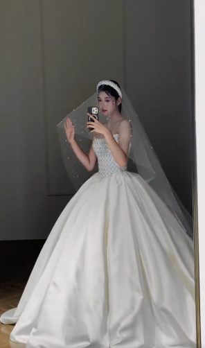 Stunning Ball Gown Strapless Satin Beaded With Gloves Veil Long Wedding Dresses