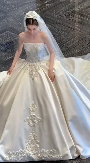 Elegant Ball Gown Strapless Satin Applique With Veil Long Wedding Dresses