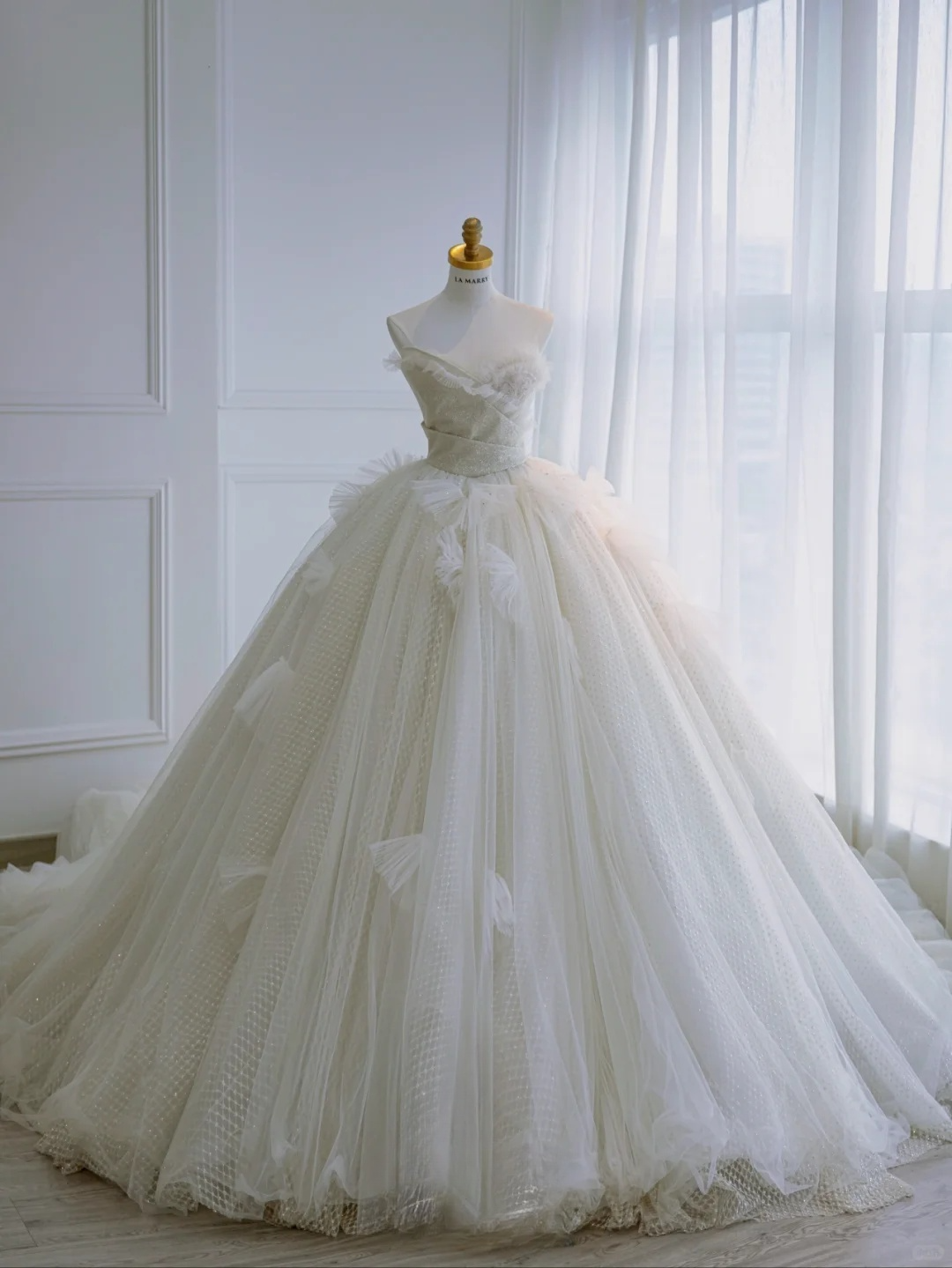 Elegant Ball Gown Strapless Tulle Sequin Long Wedding Dresses