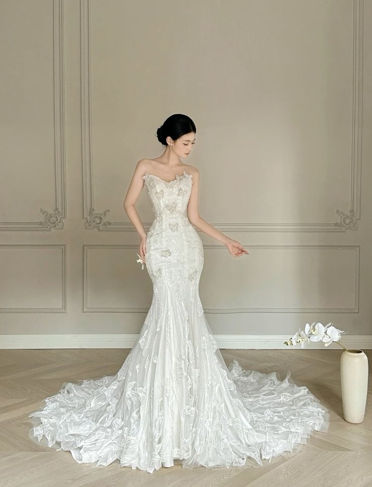 Stunning Mermaid Strapless Tulle Lace Applique Long Wedding Dresses