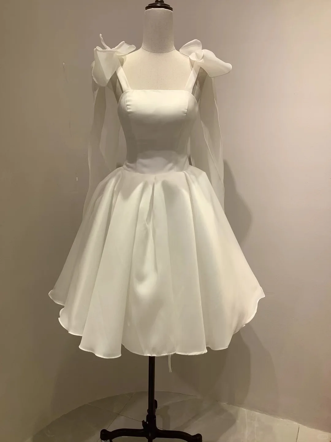 Elegant A-Line Spaghetti Straps Satin Short Homecoming Dress 18th Birthday Outfits - FashionDia