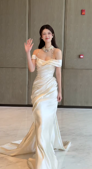 Pretty Mermaid Off The Shoulder Satin Pleated Long Wedding Dresses