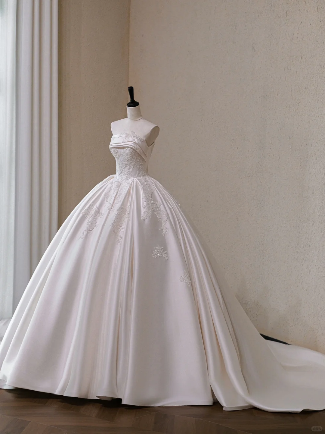 Dreamy Elegant Ball Gown Strapless Satin Applique Long Wedding Dresses