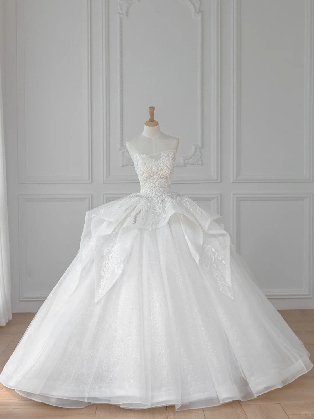 Dreamy Ball Gown Strapless Tulle Sequin Applique Long Wedding Dresses