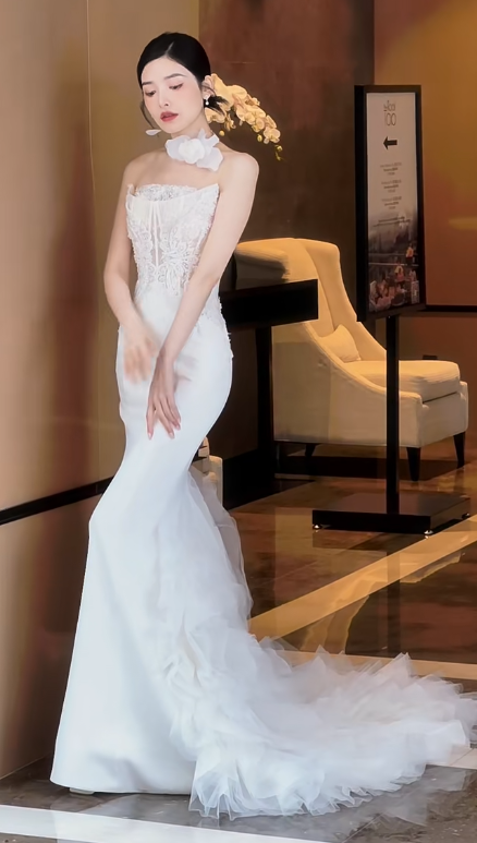 Stunning Mermaid Strapless Satin Tulle Lace Long Wedding Dresses