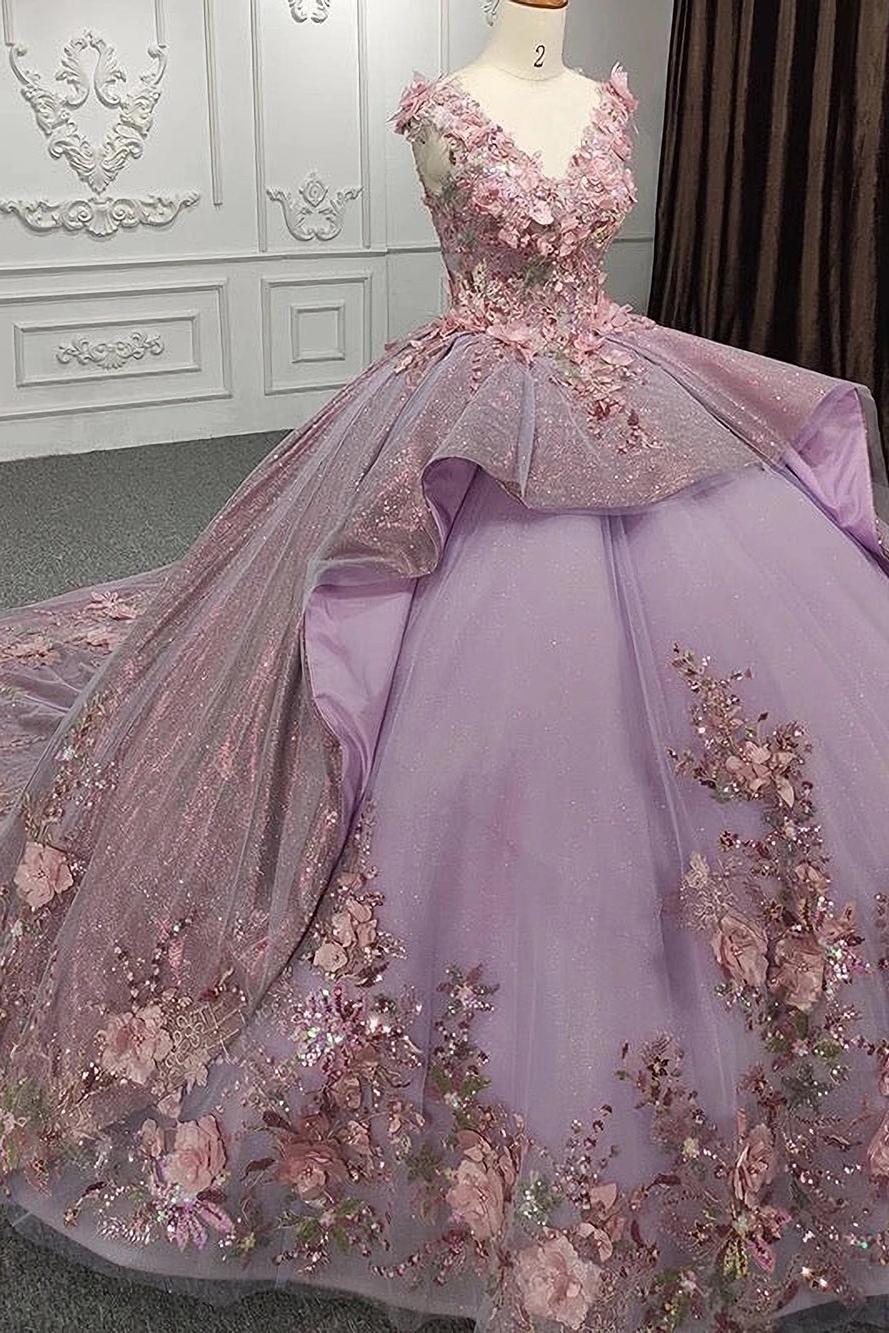 Chic & Modern Ball Gown V Neck Lace Appliques Beaded Tiered Lilac Tulle Quinceanera Dress Princess Party Gown For Sweet 16