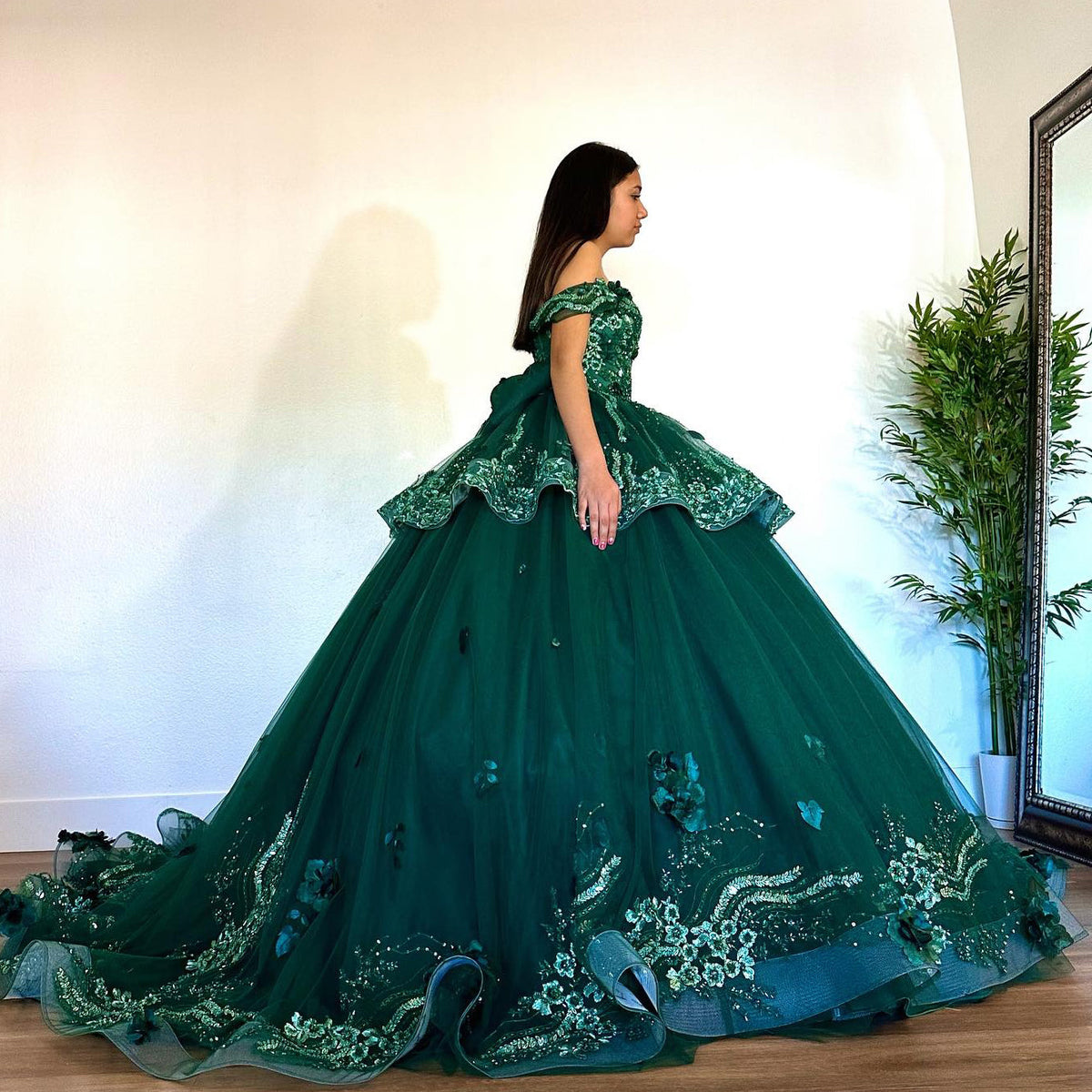Elegant Ball Gown Off Shoulder Flower Lace Appliques Tiered Sweep Train Emerald Green Tulle Quinceanera Dress For Sweet 16