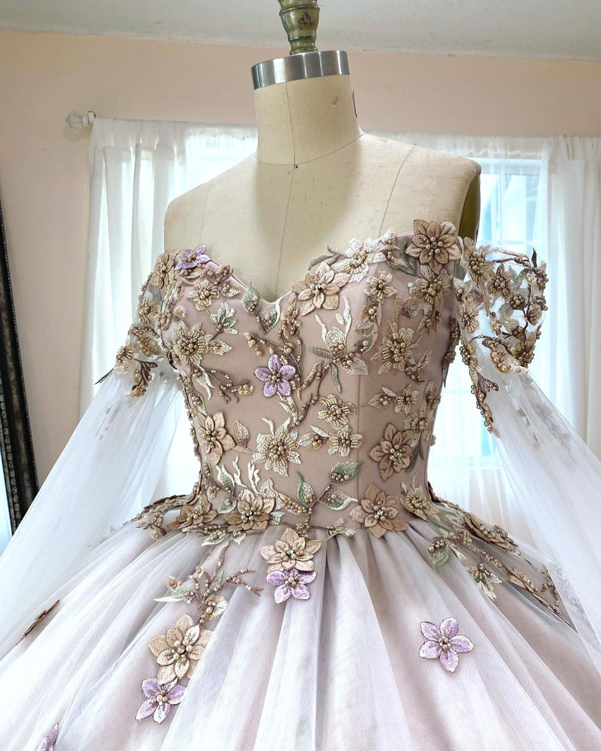 Elegant Ball Gown Off Shoulder Long Sleeves Flowers Appliques Tulle Quinceanera Dress For Sweet 16