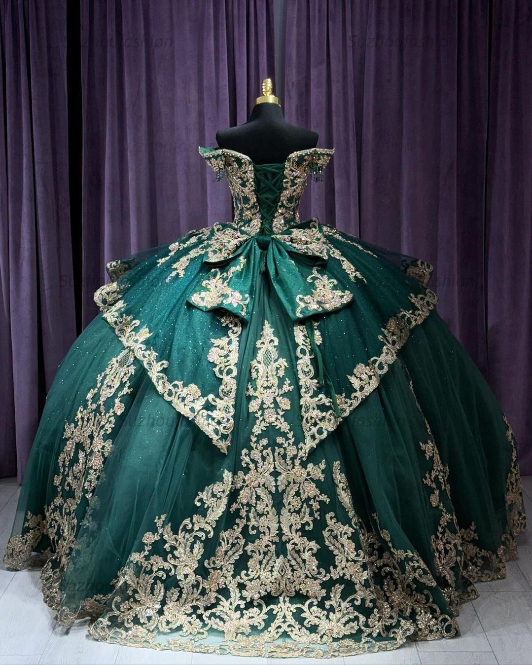 Elegant & Luxuru Ball Gown Off Shoulder Gold Lace Applique Beads Tiered Ruffle Emerald Green Tulle Quinceanera Dress Princess Gown For Sweet 16