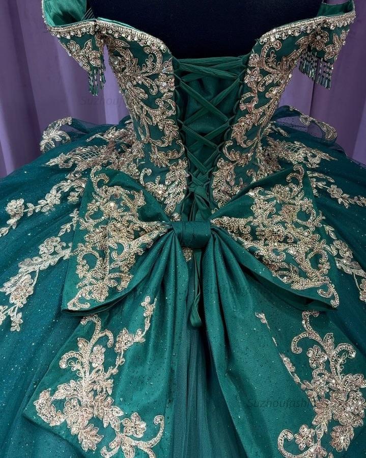 Elegant & Luxuru Ball Gown Off Shoulder Gold Lace Applique Beads Tiered Ruffle Emerald Green Tulle Quinceanera Dress Princess Gown For Sweet 16
