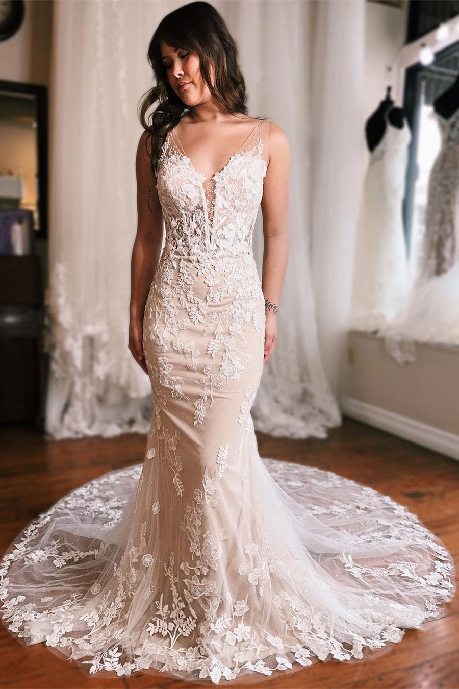 Glamorous Long Mermaid Dress With V-neck Sleeveless Backless Design And Lace Detailing (ZD17490)