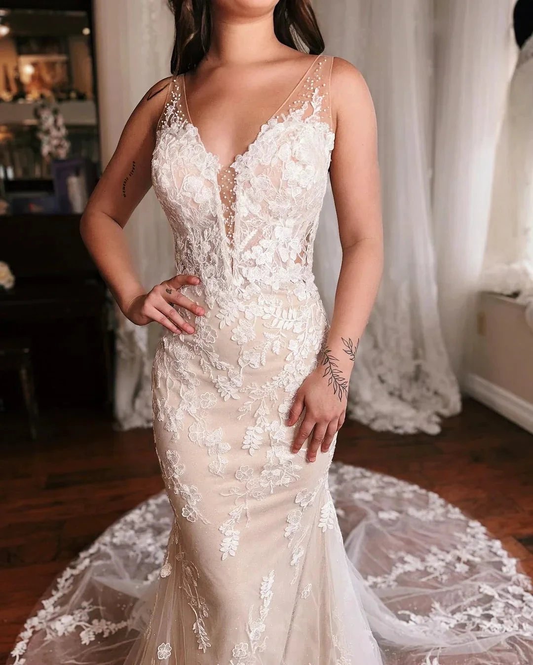 Glamorous Long Mermaid V-neck Sleeveless Backless Wedding Dress With Lace (ZD15690)