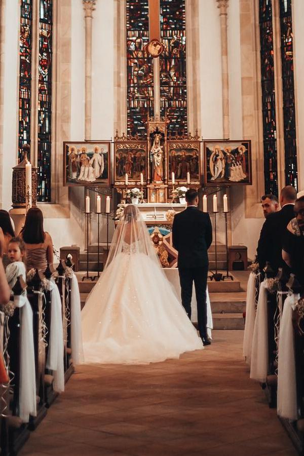 Gorgeous Princess V-neck A-line Wedding Dress With Lace