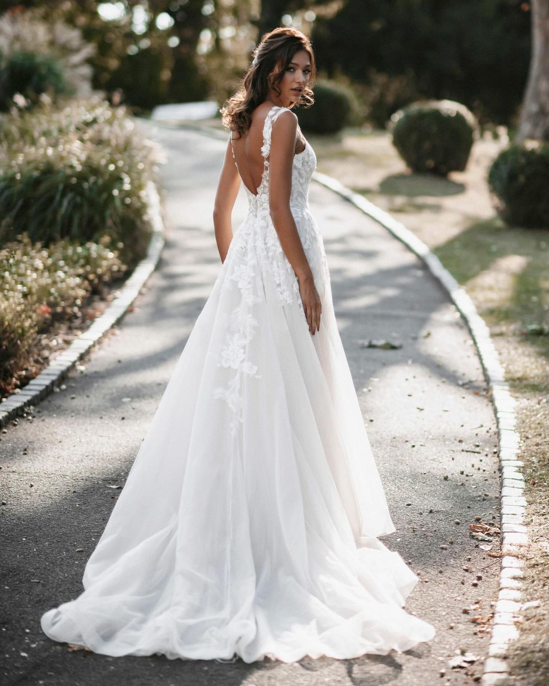 Gorgeous Sweetheart White Tulle Lace Backless A-Line Beach Wedding Dresses