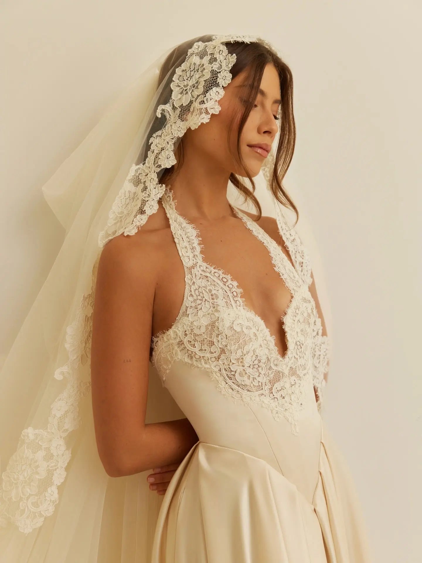 Luxury Spaghetti Strap V-Neck Lace Satin A-Line Wedding Dress with Veil ZP040