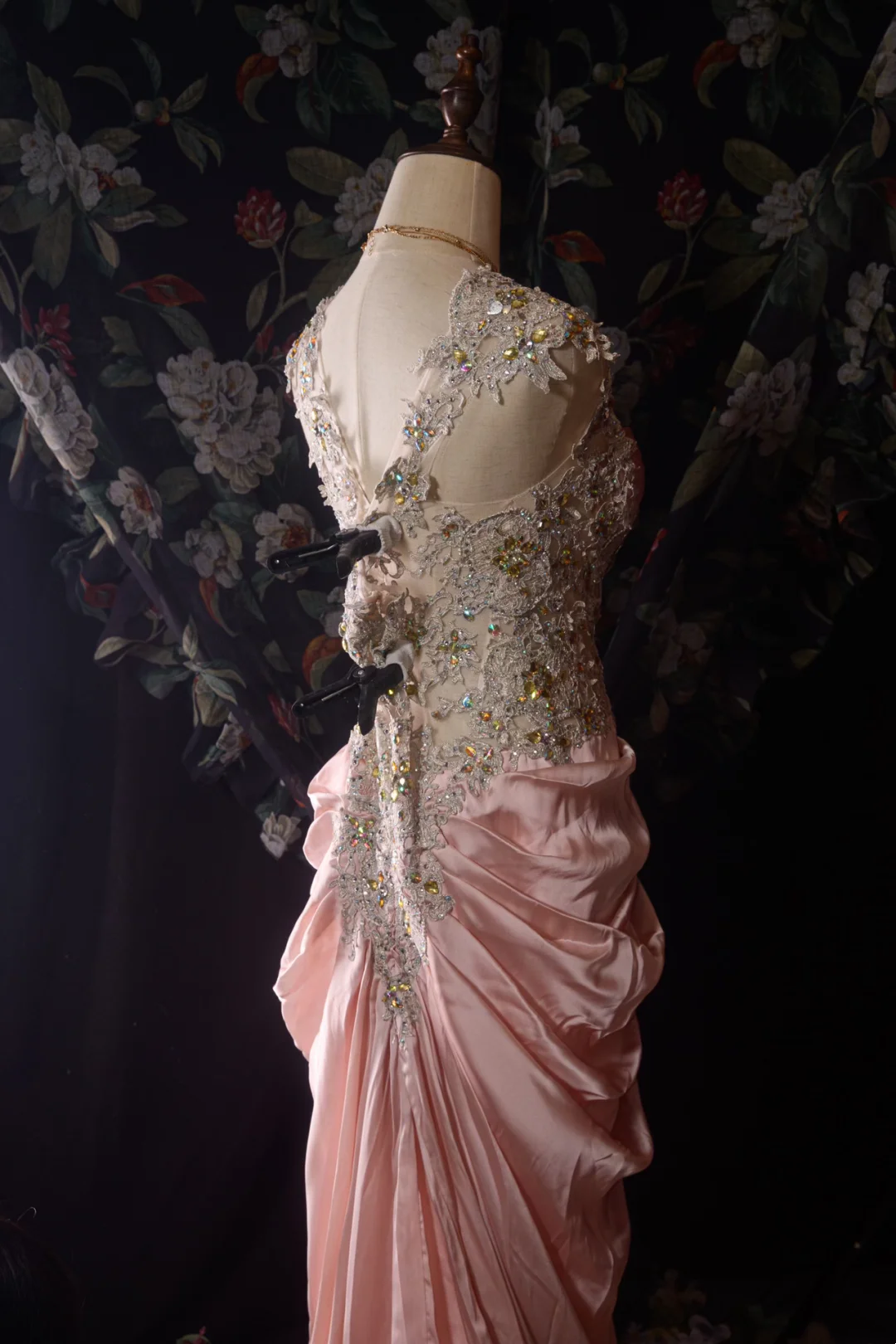 V-Neck Pink Mermaid Satin Prom Dress Beaded Applique Evening Dress Formal Party Dress