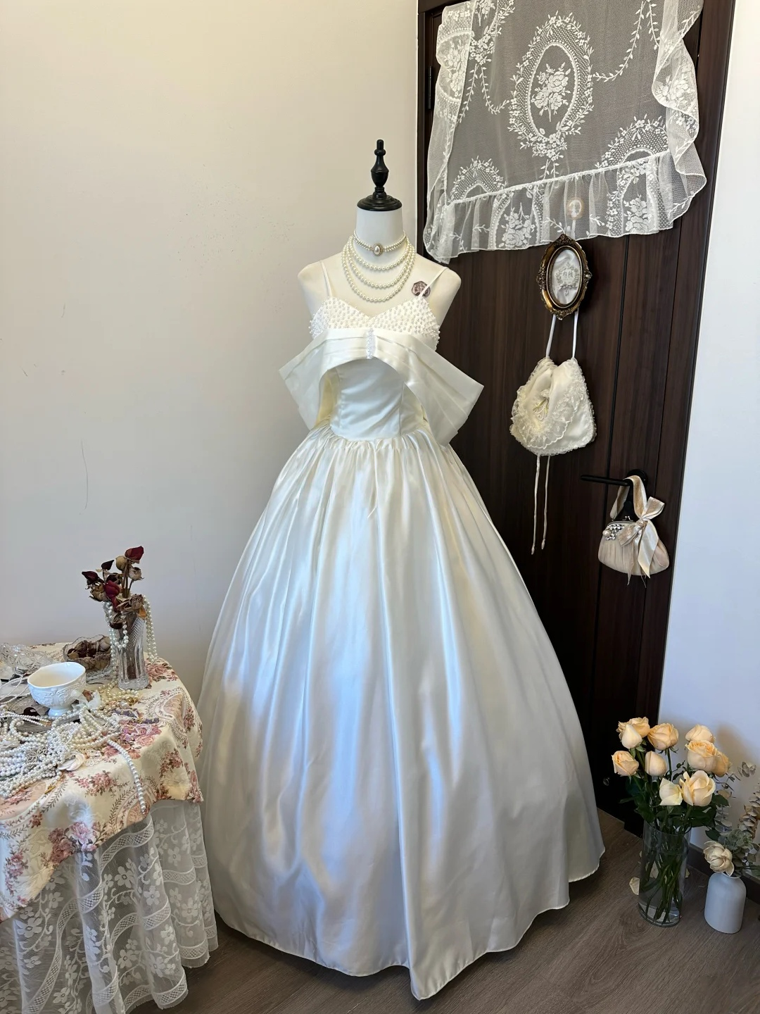 Off-the-Shoulder White Wedding Dress With Pearl Elegant Bridal Gowns