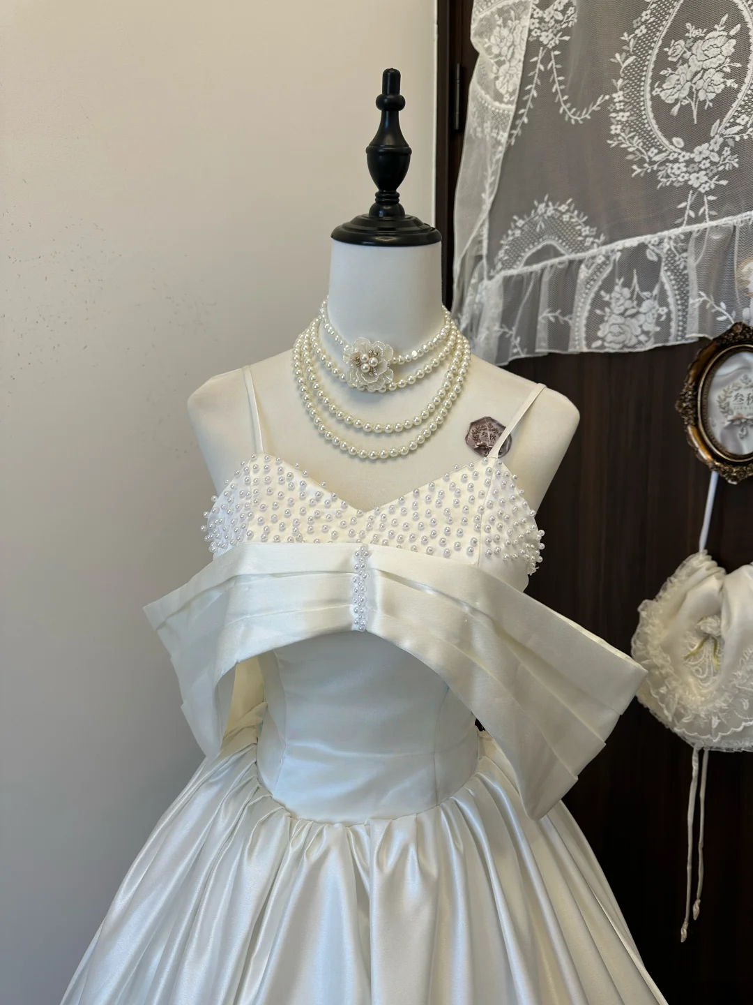 Off-the-Shoulder White Wedding Dress With Pearl Elegant Bridal Gowns
