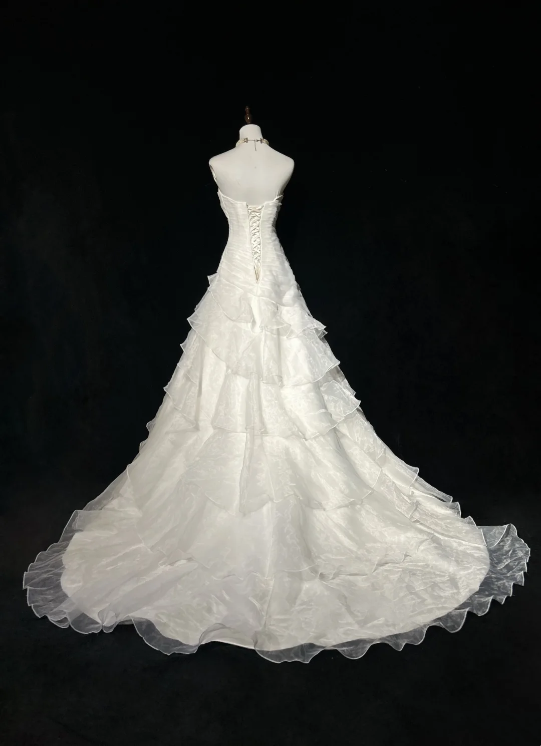 Spaghetti Straps Ruffled Ivory Wedding Dress Layered Elegant Wedding Gown For Bridal  J9604
