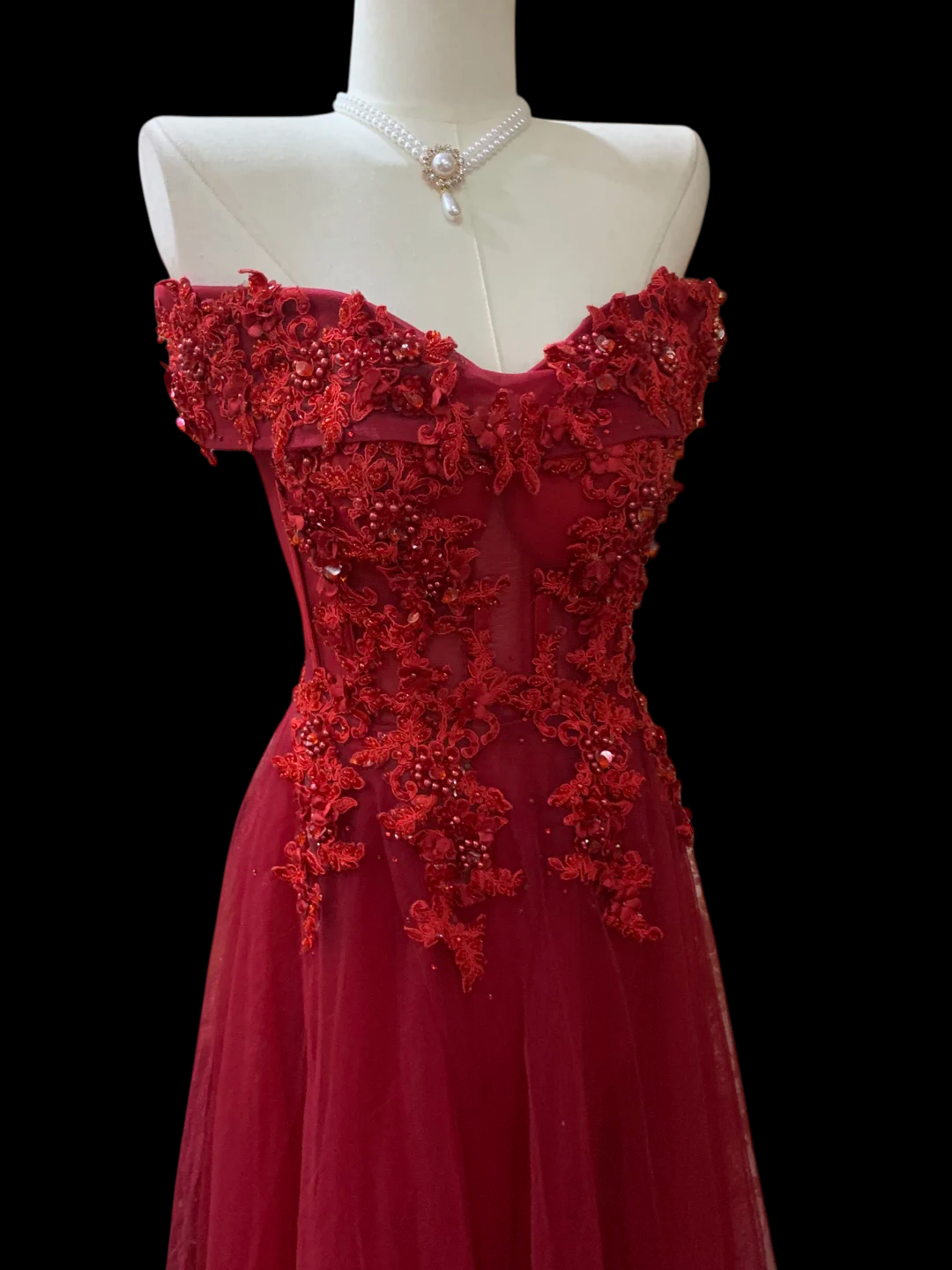 Off-the-Shoulder Red Prom Dress With Appliques A-Line Tulle Evening Dress