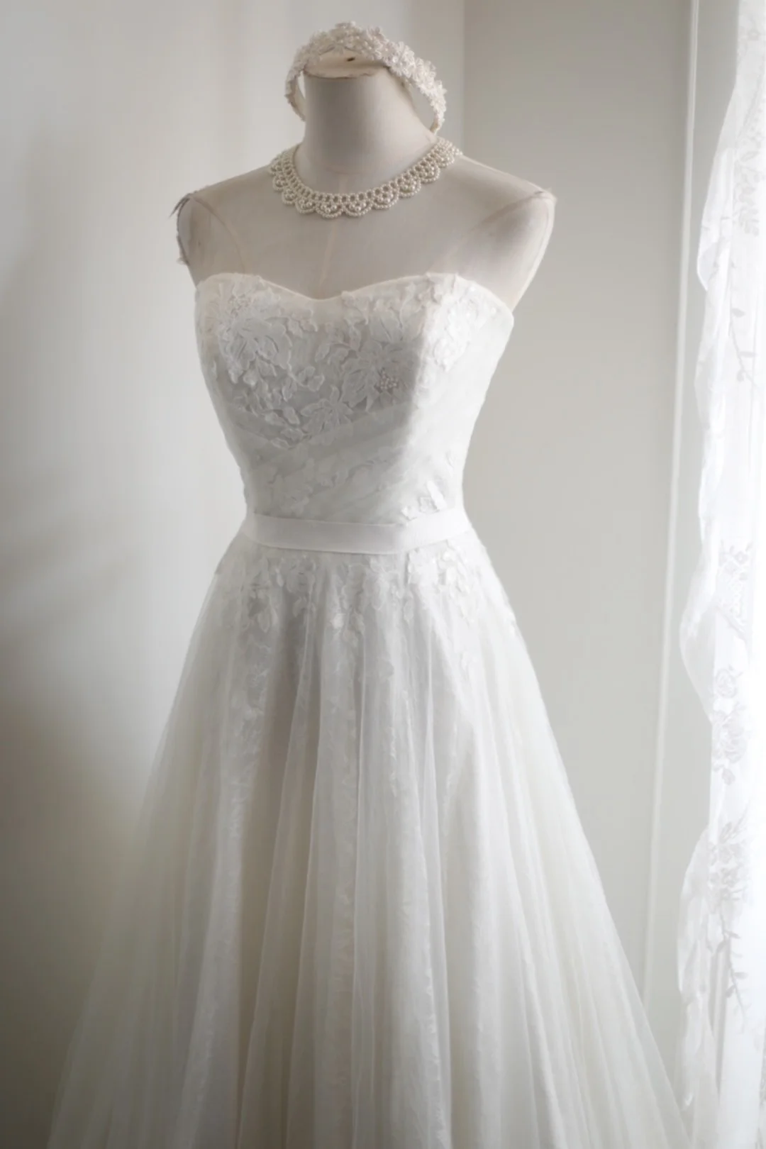 Charming Strapless White Tulle Lace Appliques A Line Formal Wedding Dress