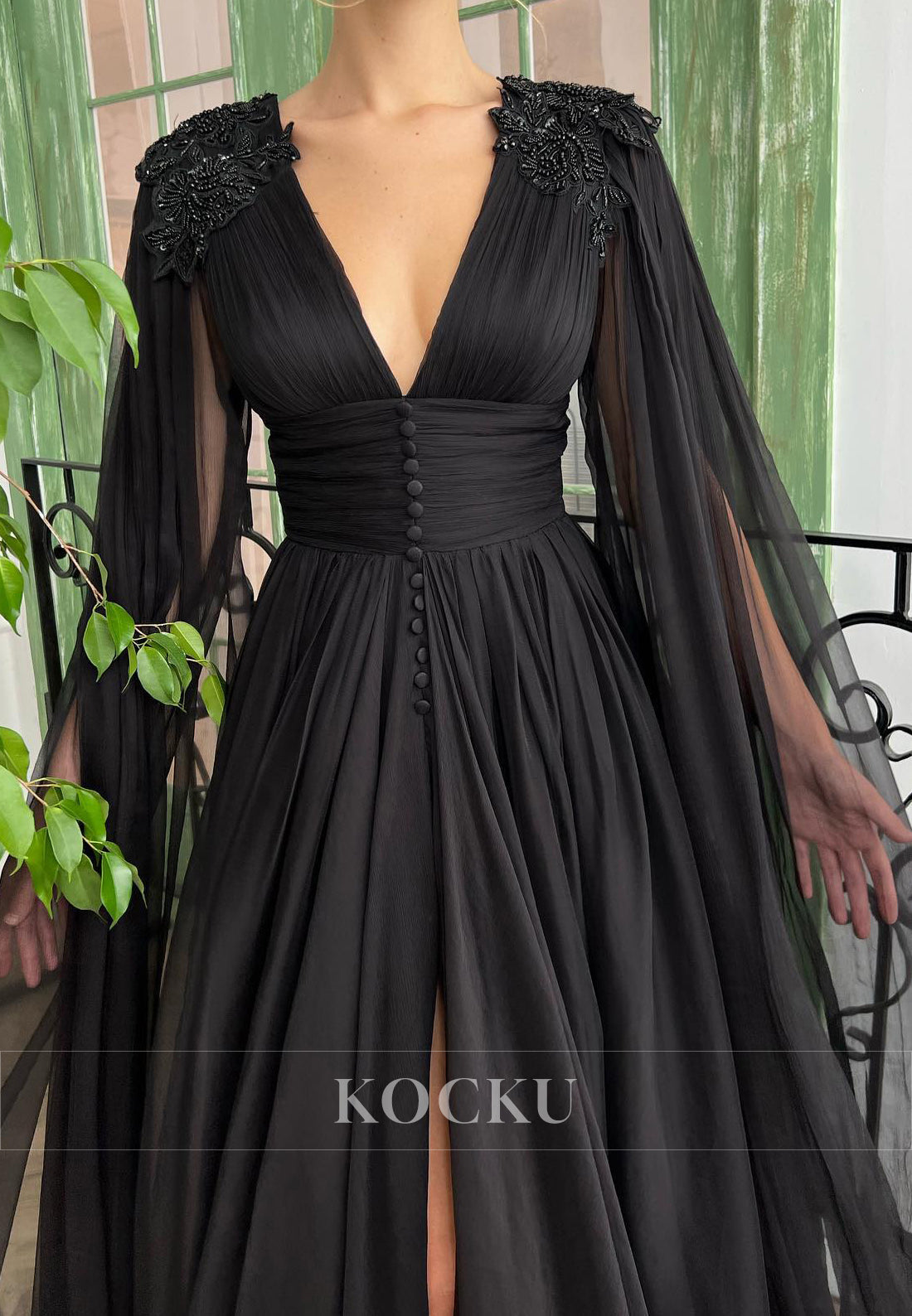 Black Sexy V-Neck Long Sleeves A-Line Appliques Lace Formal Party Dress with Beads
