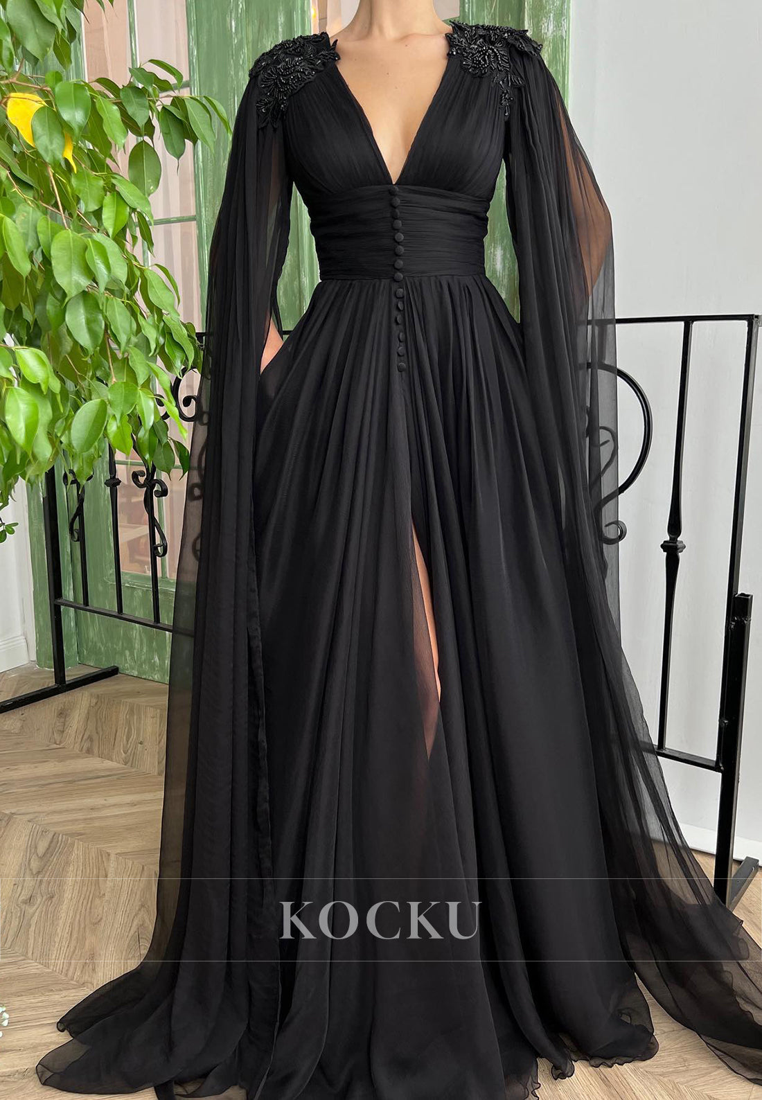 Black Sexy V-Neck Long Sleeves A-Line Appliques Lace Formal Party Dress with Beads