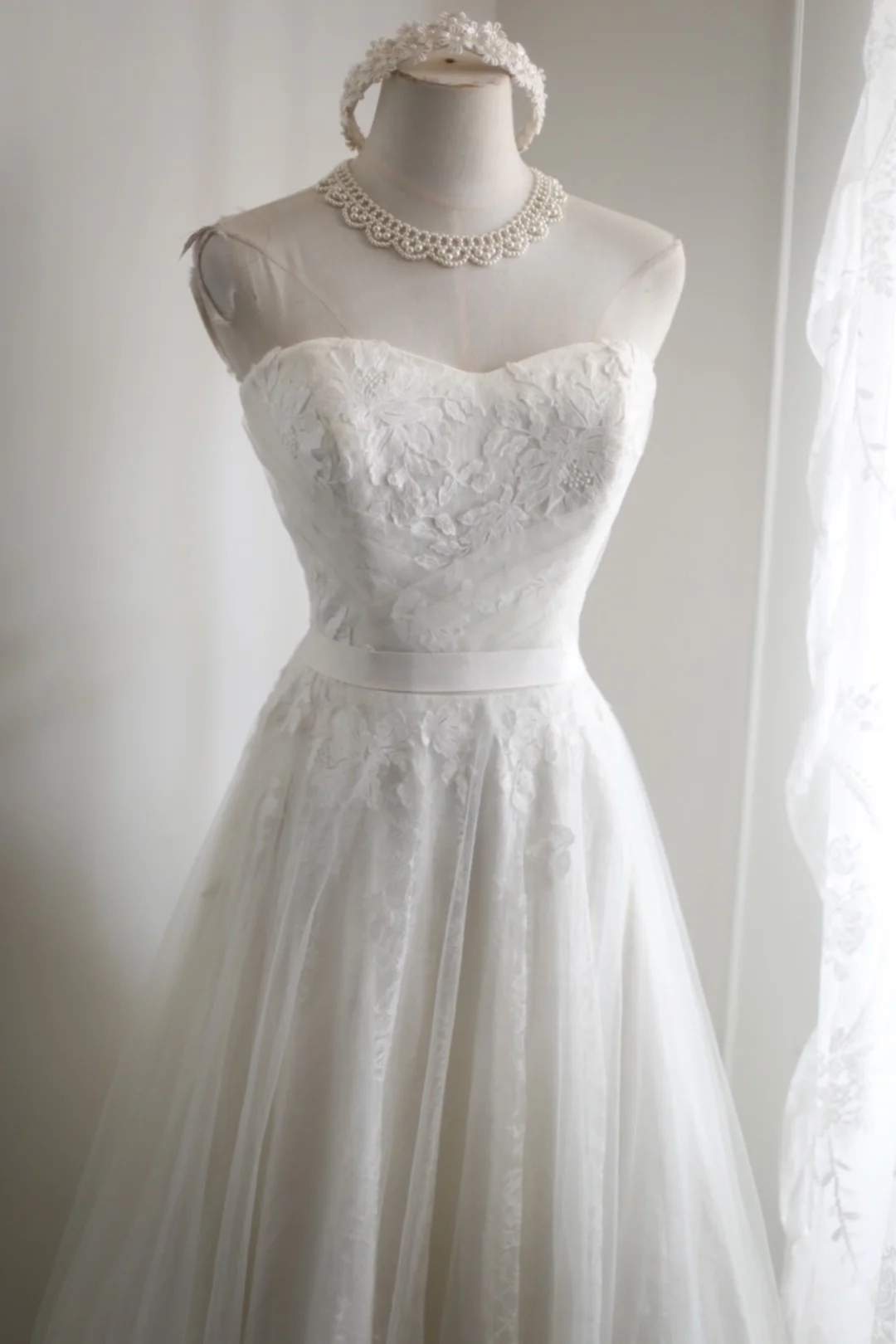 Charming Strapless White Tulle Lace Appliques A Line Formal Wedding Dress