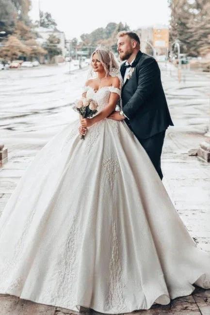 Off-The-Shoulder Sweetheart Stain Ball Gown Wedding Dress with Appliques (ZD15724)