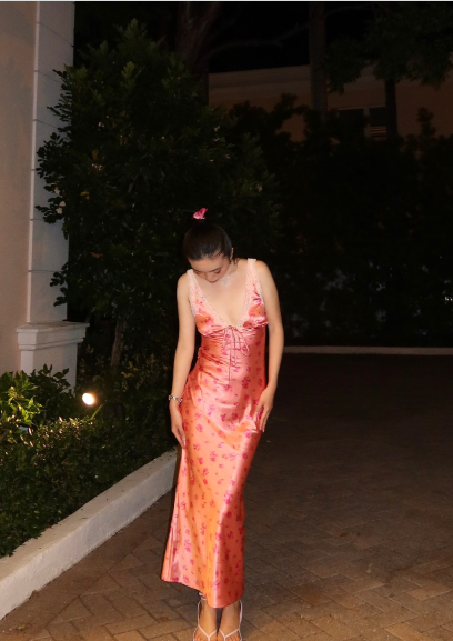 Retro Sweet Pink Floral Print Fitted Halter V-Neck Satin Long Prom & Evening Dress - View 4 | FashionDia