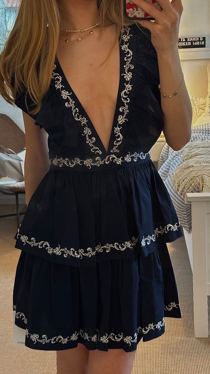 Vintage Navy Blue Deep V-neck Small Flying Sleeves Embroidered Multi-layered Skirt A-line 17th Birthday Homecoming Dress