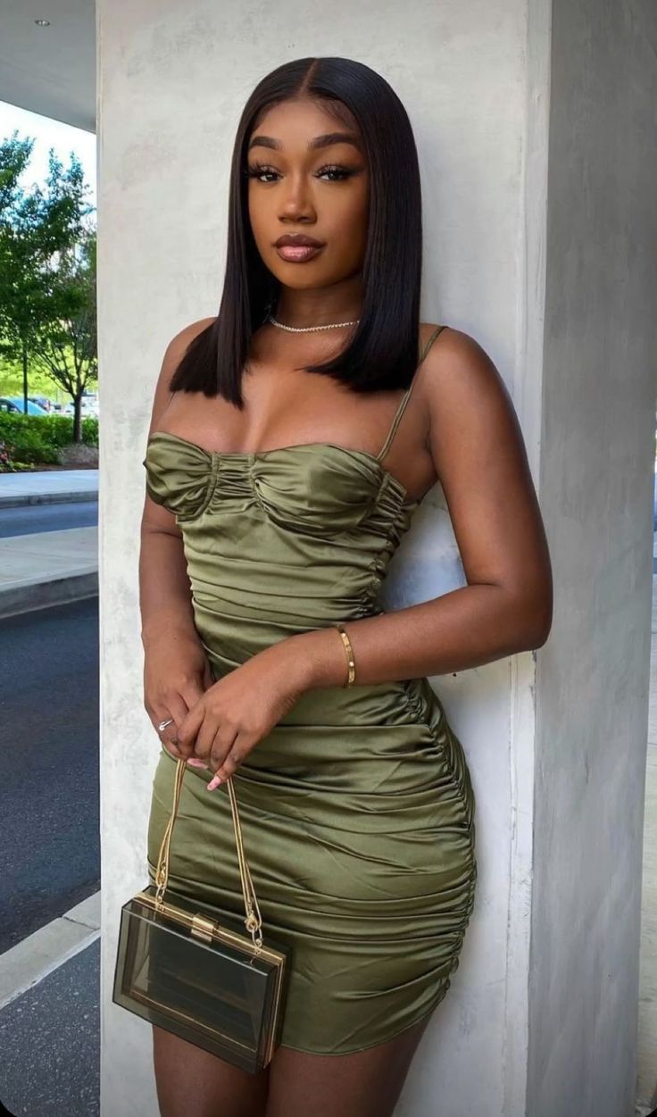Simple Green Suspender Low-cut Pleated Hip-hugging 17th Birthday Homecoming Dress