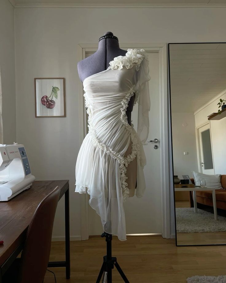 Design Sense Off-shoulder Three-dimensional Flower Waist Hollow Irregular Birthday Short Skirt Homecoming Dress