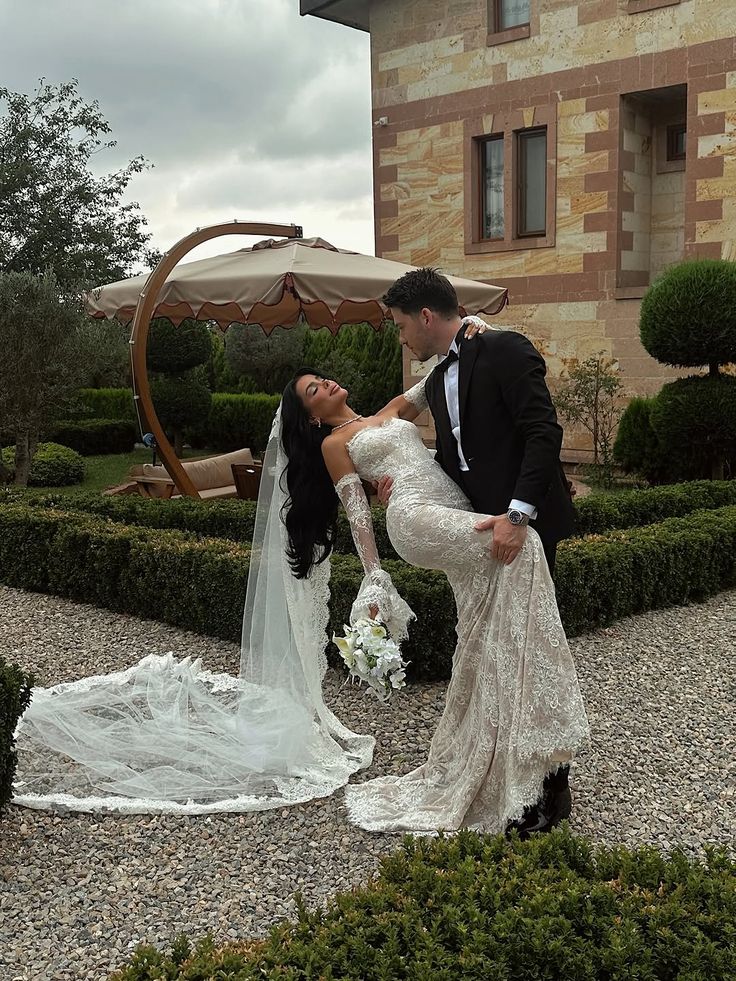 Luxurious Ivory Mermaid Sweetheart Neck Lace Train Wedding Dress cc5195