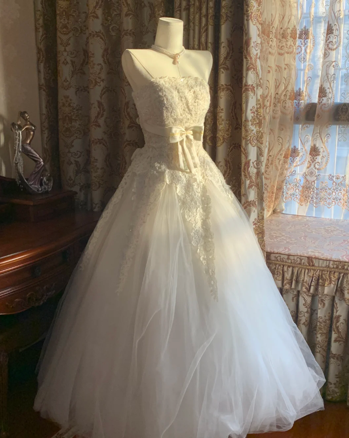 Pretty Strapless Tulle Appliques Beaded Long Wedding Dress