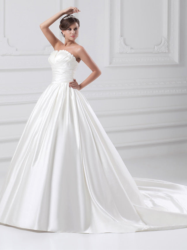 Plus Size Ball Gown Wedding Dress Strapless Satin Strapless Bridal Gowns with Court Train