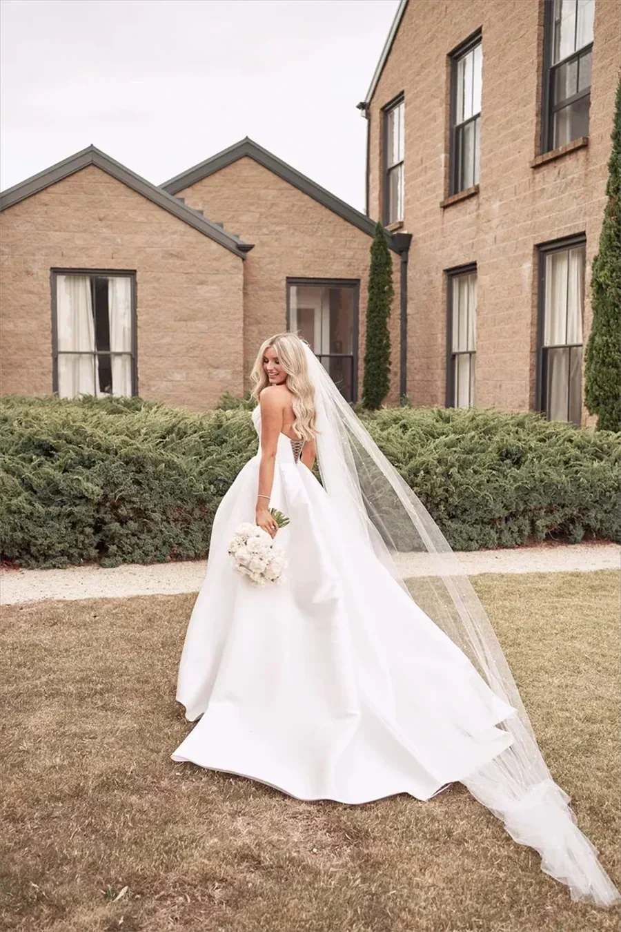 Popular Pleat Sweetheart A Line Wedding Dresses Side Slit  Vestido De Noiva Satin Appliqued Women Bridal Dresses Factory Custom (ZD13558)