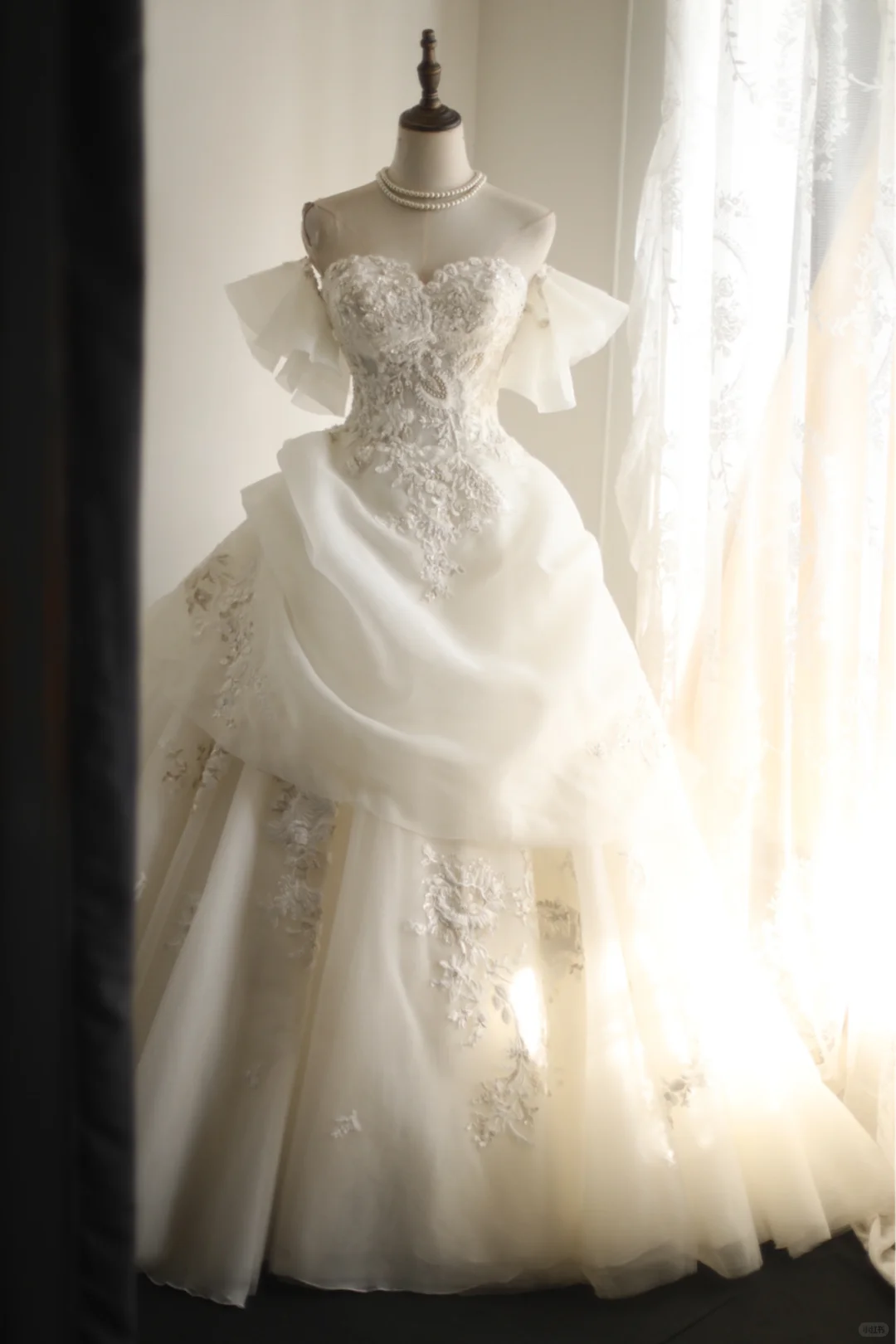 Pretty Off The Shoulder White Tulle Appliques Long Wedding Dress