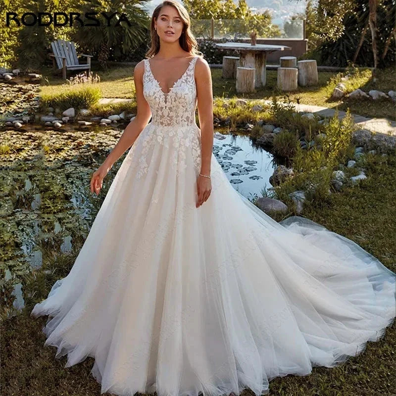 Beach Wedding Dresses Appliques Straps V-Neck Bridal Party Gowns Backless Sweep Train robe de mariée fluide Custom Made by payinti