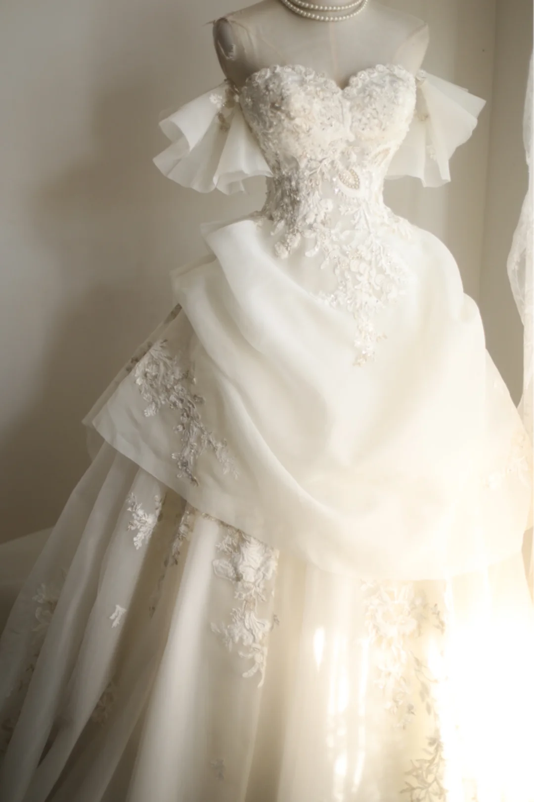 Pretty Off The Shoulder White Tulle Appliques Long Wedding Dress