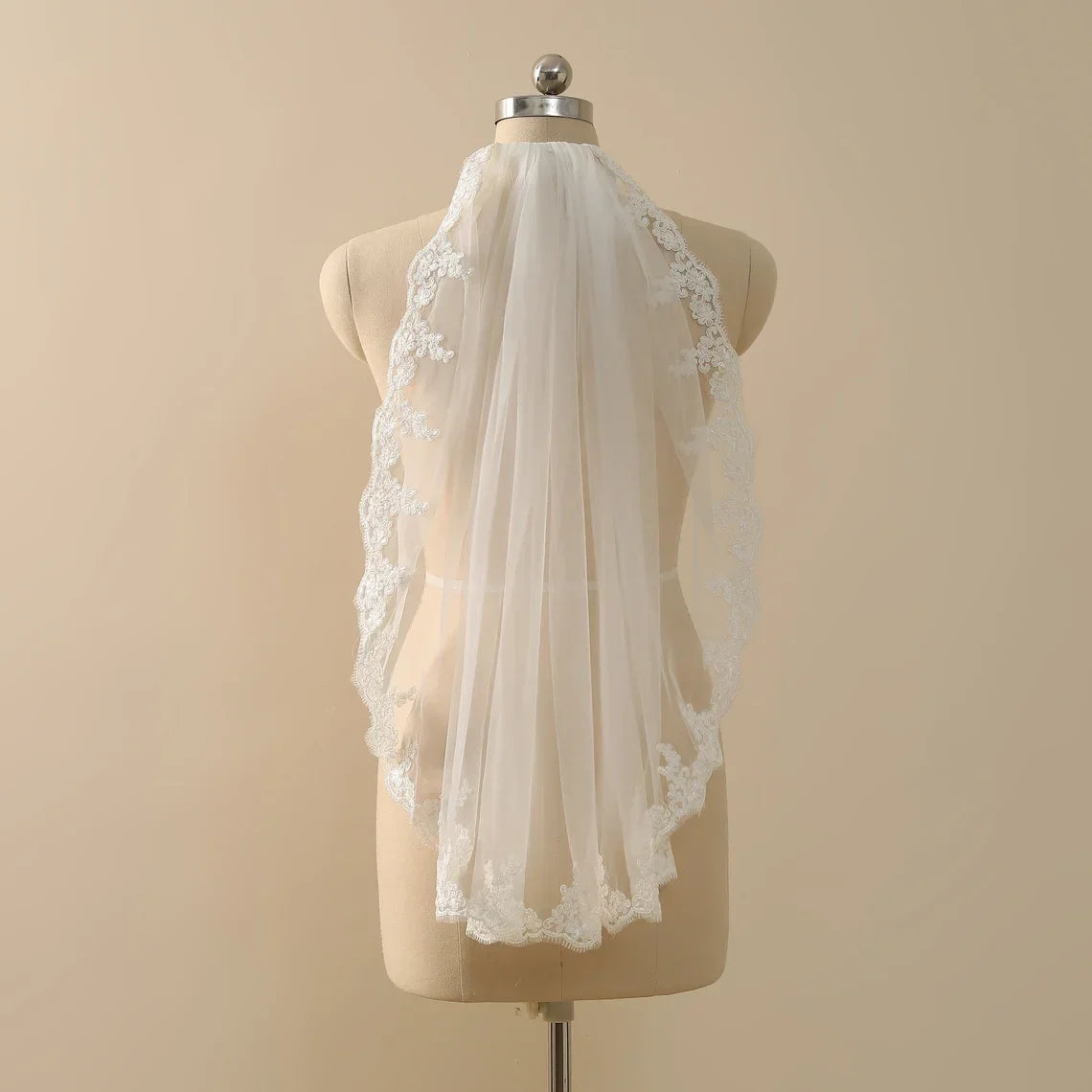 Short Bridal Veil Lace Tulle Wedding Veil in White , Off-white , Ivory