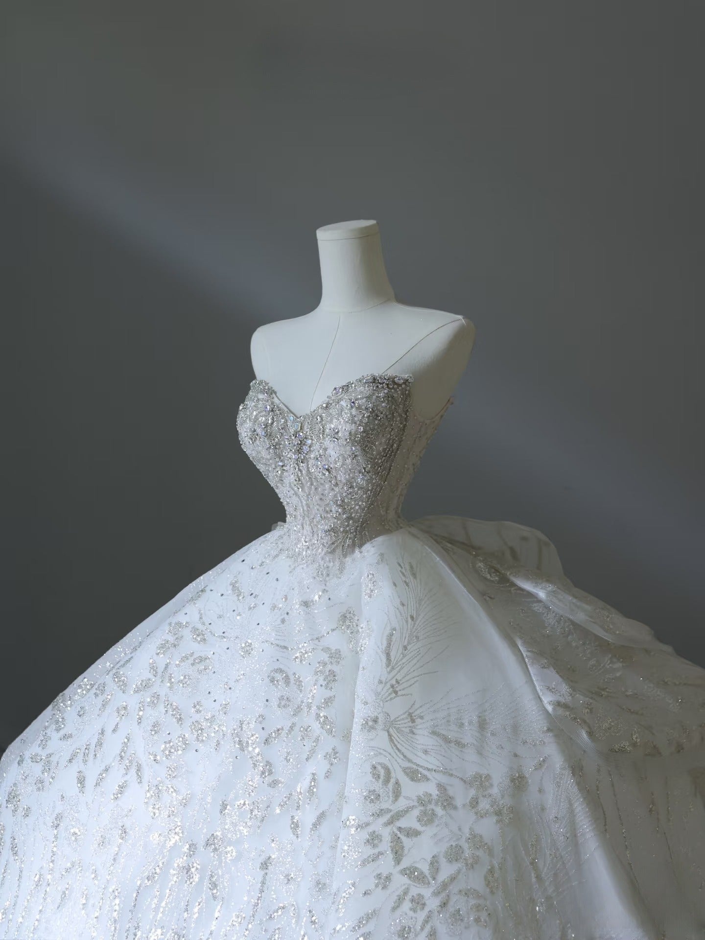 Timeless Ball Gown Sweetheart Sequin White Wedding Dresses Brides Dress