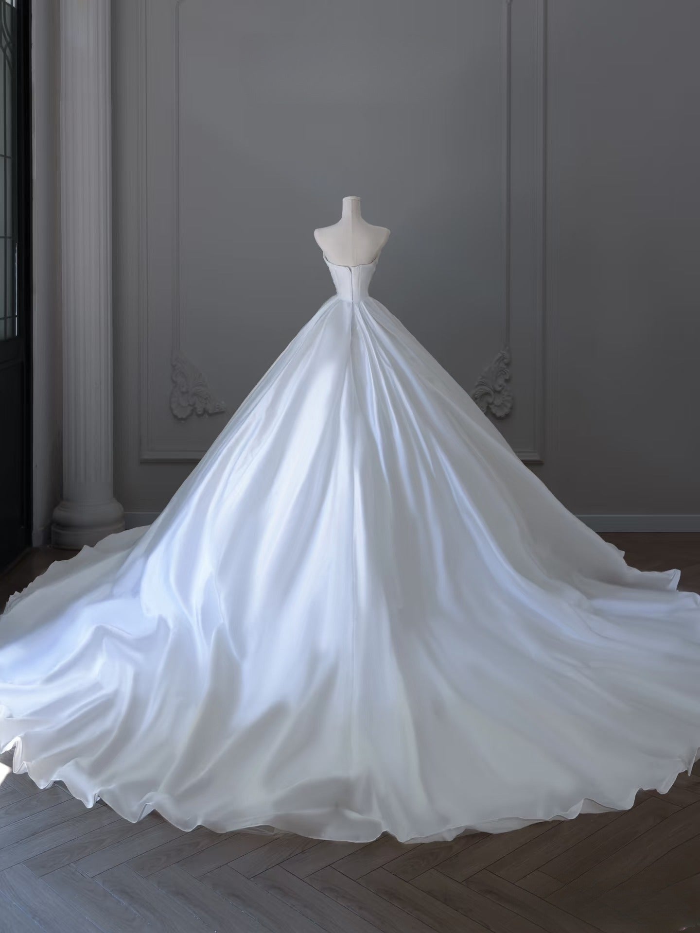 Timeless Ball Gown Strapless Satin White Wedding Dresses Brides Dress