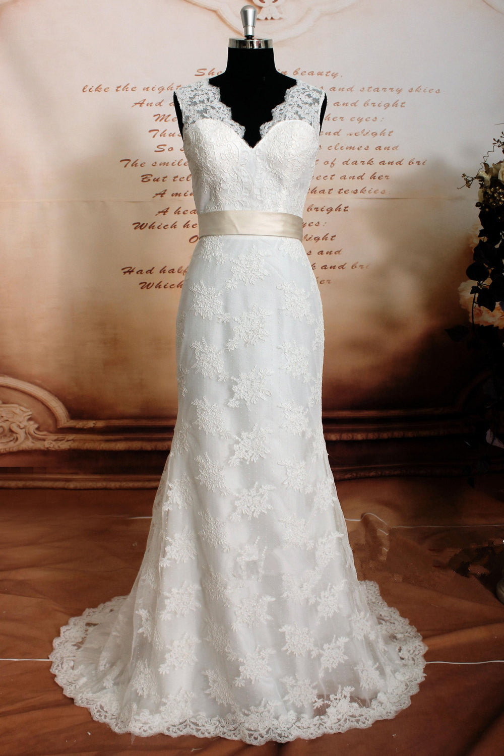 Sheath V-neck Lace Beach Wedding Dresses Sleeveless Bowknot Bride Dress with Sash