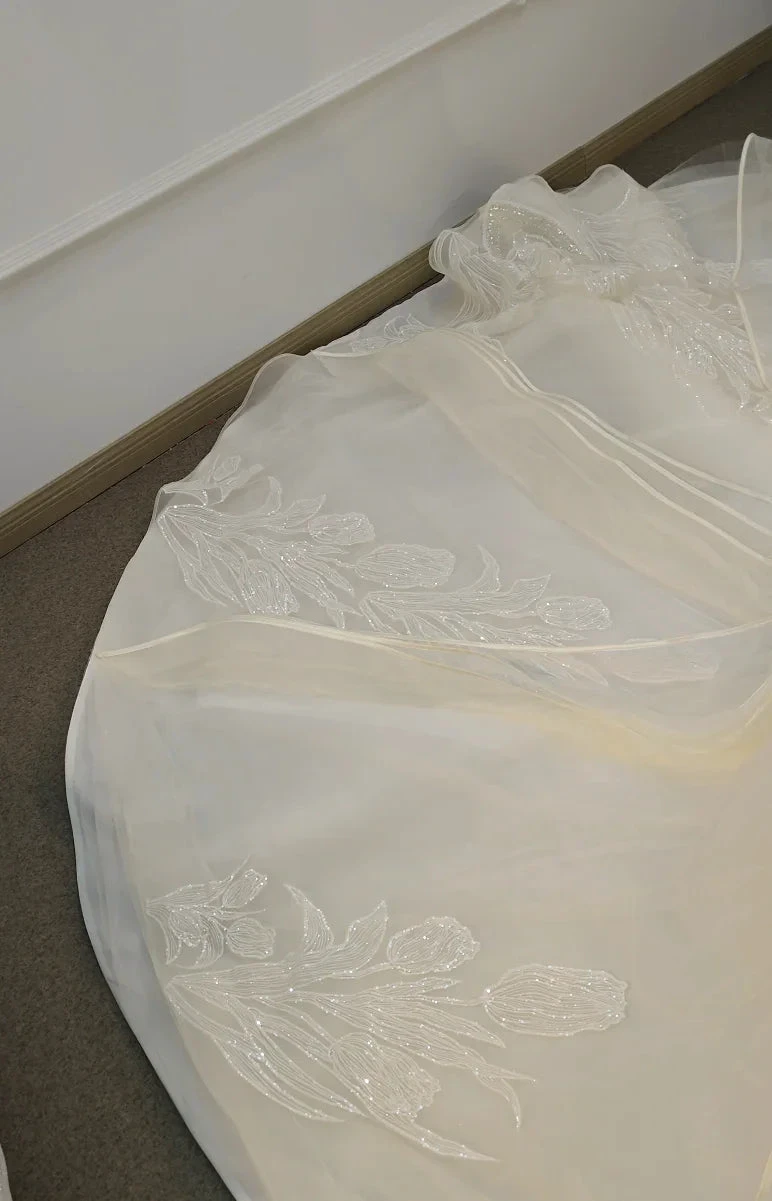 Romantic Sweetheart Strapless Ball Gown Wedding Dress with Crystal Floral Embroidery & Tulle Ruffles Ye-2023 (ZD16804)