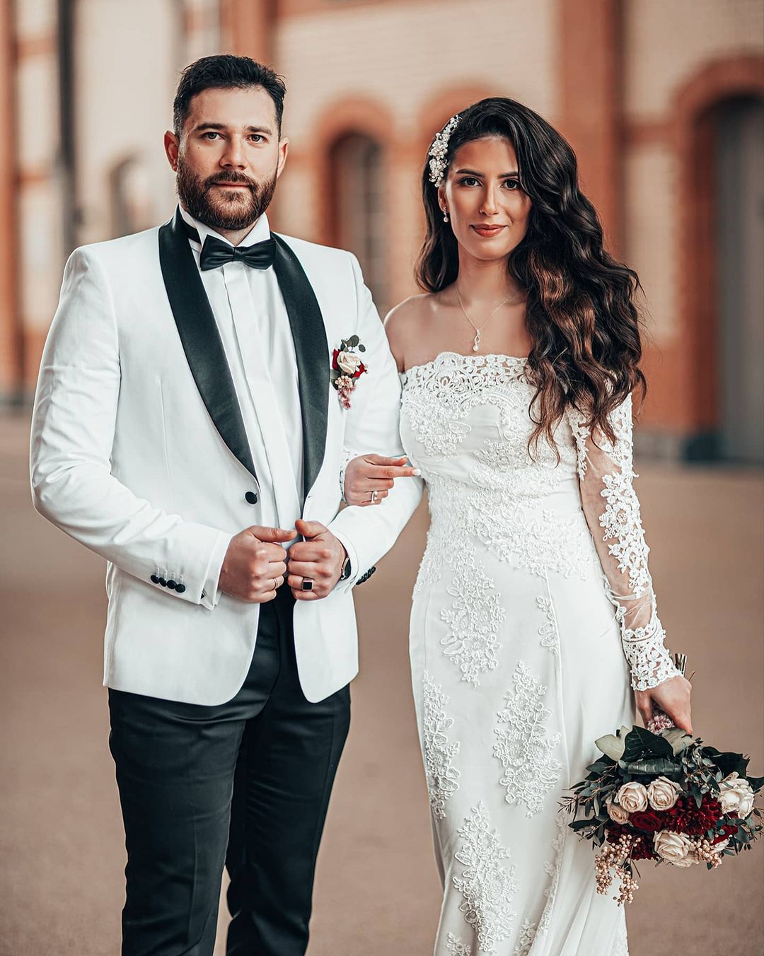Stylish Off Shoulder Long Sleeves Meramid WEdding Gown with Lace Appliques