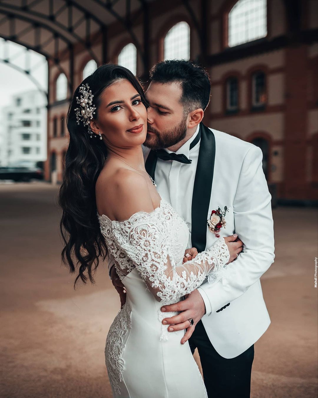 Stylish Off Shoulder Long Sleeves Meramid WEdding Gown with Lace Appliques