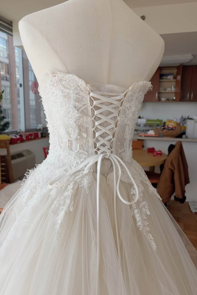Suzhoufashion Strapless A Line Wedding Dress Sleeveless Lace Appliqued Floor Length Tulle Bridal Gown