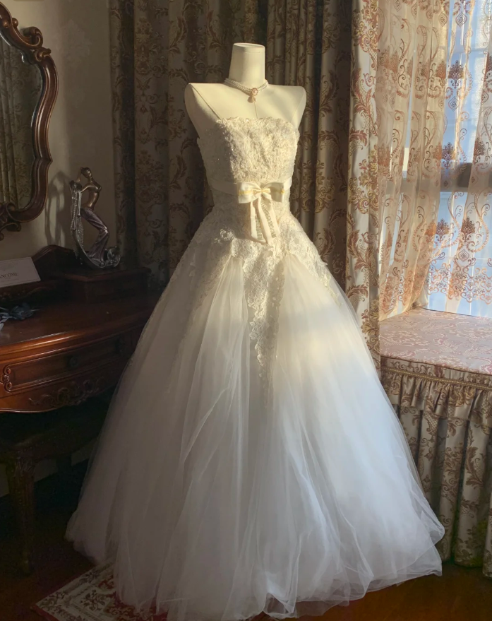 Pretty Strapless Tulle Appliques Beaded Long Wedding Dress