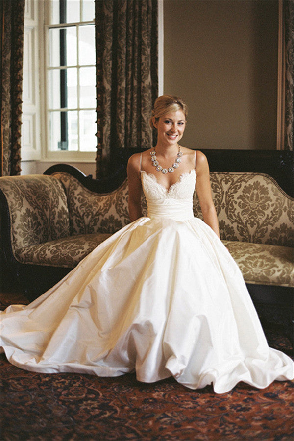 V-neck Spaghetti Straps Outdoor Wedding Dresses  Satin Beach Bridal Gowns with Lace